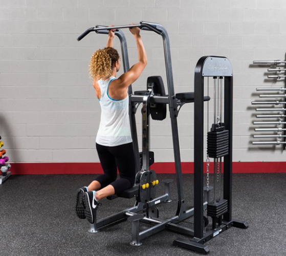 Exercices de force sur le dos à la maison, dans une chaise berçante pour femme