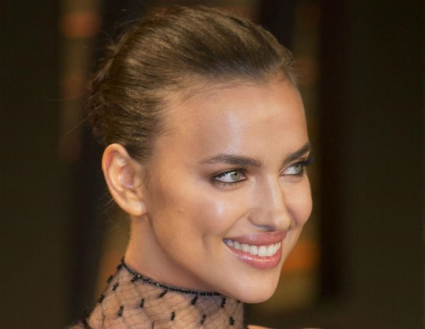 Irina Shayk. Hete foto's in een badpak, voor en na plastische chirurgie, biografie