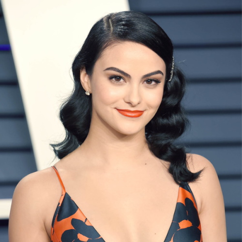 Camilla Mendes. Photos chaudes en maillot de bain, avant et après chirurgie plastique, perte de poids