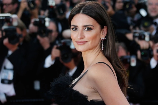 Penelope Cruz. Photos de révélations, chaudes, avant et après la chirurgie plastique, biographie