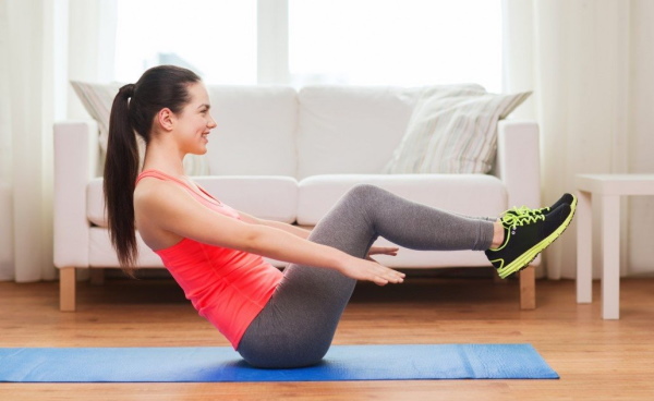 Soulever le corps sur la presse, couché sur le dos, un banc incliné avec fixation des jambes, kettlebell, poids. Quels muscles travaillent