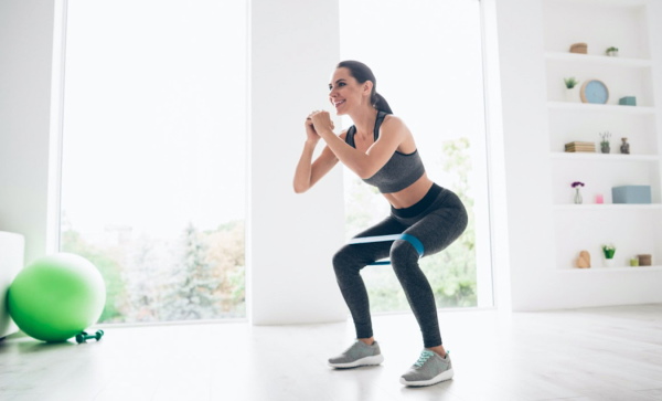 Squats avec élastique sur les jambes pour les fesses. Effet quels muscles travaillent