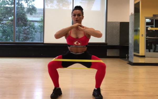 Squats avec élastique sur les jambes pour les fesses. Effet quels muscles travaillent