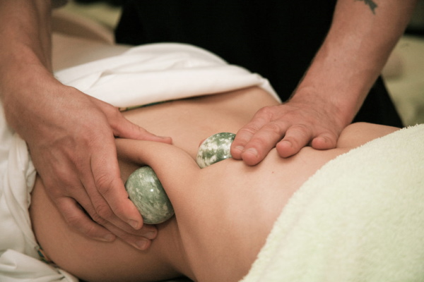 Massage aux pierres. Qu'est-ce que c'est, description de la procédure, technique